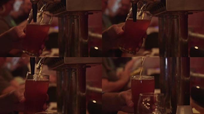 酒保在餐厅酒吧/啤酒厂将精酿啤酒从水龙头倒入品脱玻璃杯中