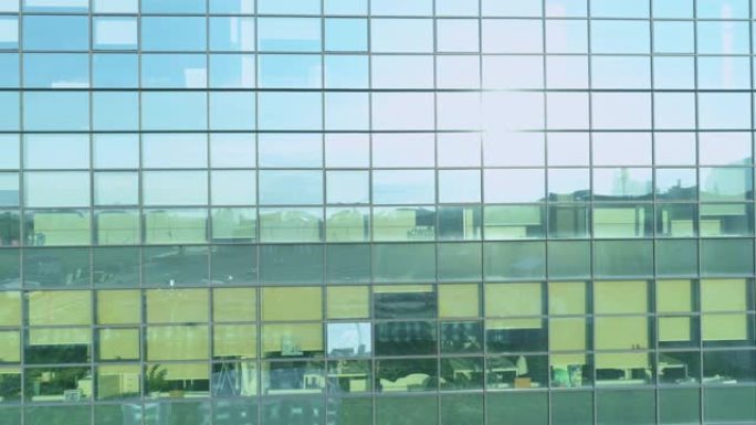 办公楼玻璃立面的空中特写。4K
