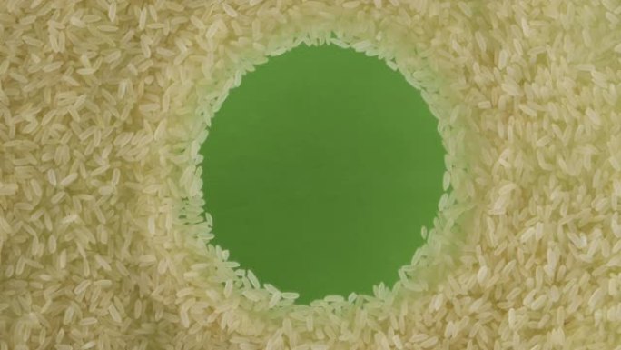 米粒的旋转散布在一个圆形中，中心为空间。顶视图。