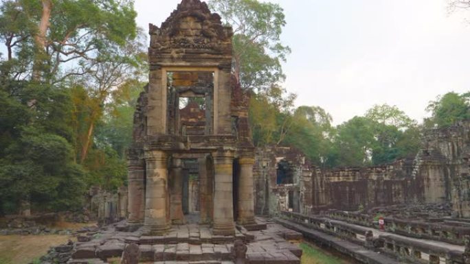 柬埔寨暹粒普雷汗寺吴哥窟建筑群拆除石材建筑的景观。一个受欢迎的旅游景点坐落在雨林中。