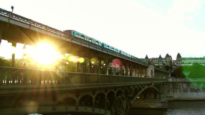 巴黎桥上的地铁列车。日落之光。