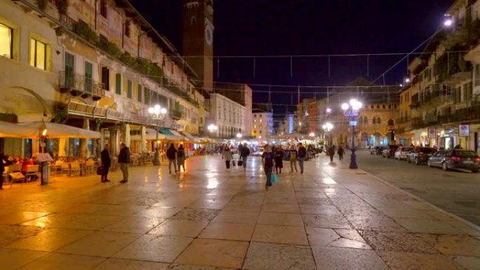 人们在意大利维罗纳著名的城市地标埃尔布广场散步的时间流逝。