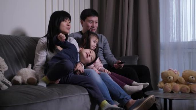 幸福的中国家庭，孩子们在家看电视