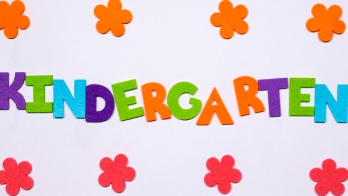 幼儿园这个词是用跳舞的字母写的。