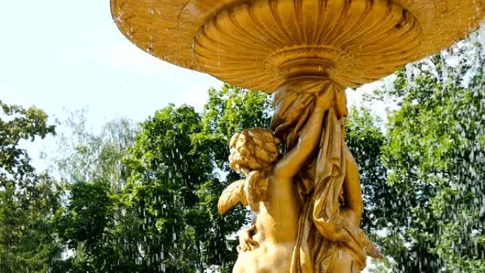 特写城市喷泉中精彩的金天使雕塑