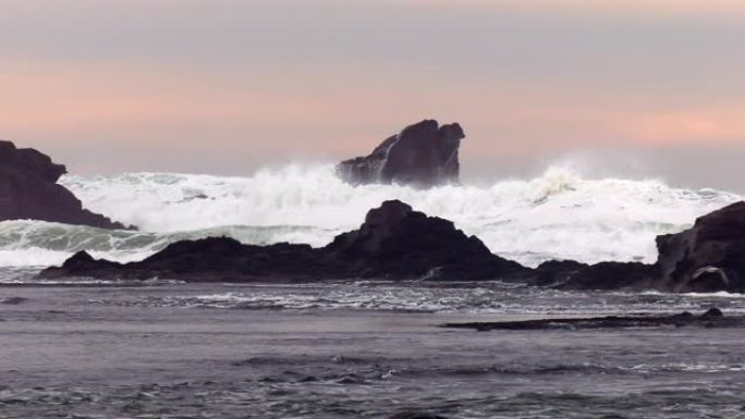 太平洋巨浪巨浪穿梭浪涛冲击礁石