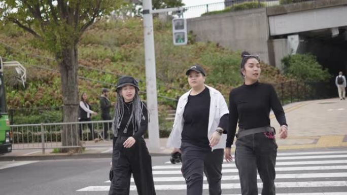 妇女与朋友一起访问日本街在日本欢快地行走