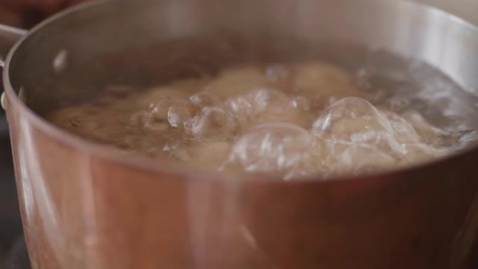 煮沸水中的土豆做饭做菜熟了