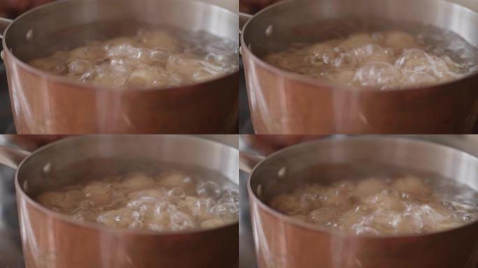 煮沸水中的土豆做饭做菜熟了