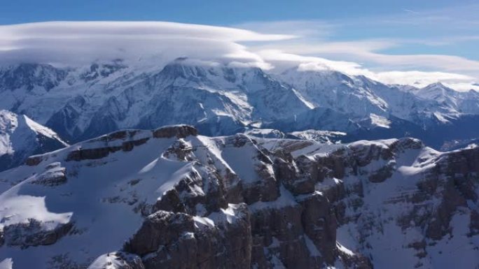 冰雪覆盖的大地块和勃朗峰的空中拍摄