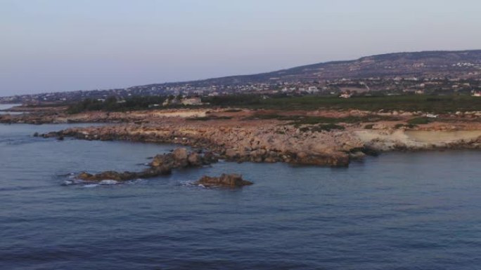 傍晚鸟瞰塞浦路斯自然海岸线和地中海。在岸上的无人机上飞行
