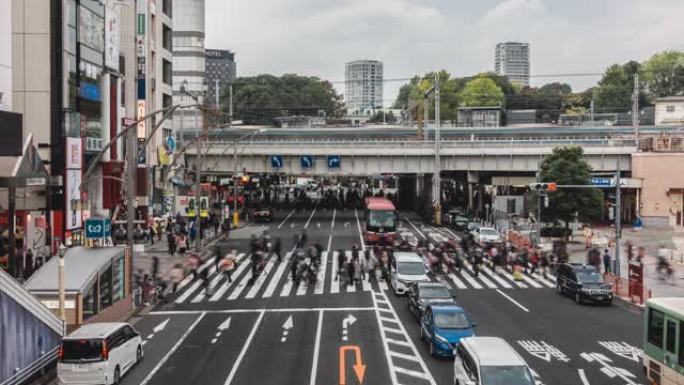 4k延时: 在Ameyoko市场前和东京上野站附近的斑马线街上拥挤的行人高峰