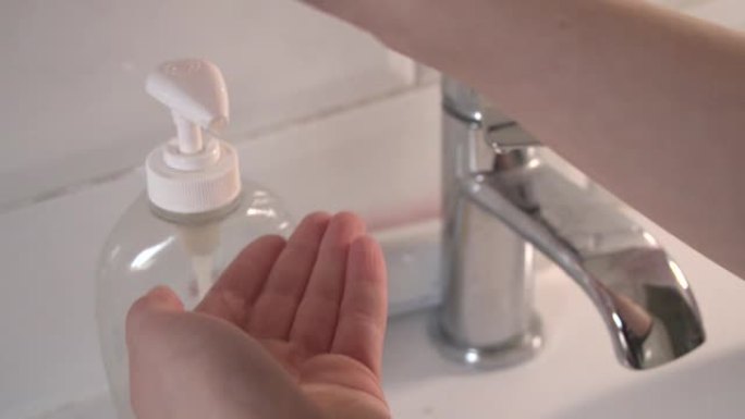 幼儿在慢动作中使用皂液分配器