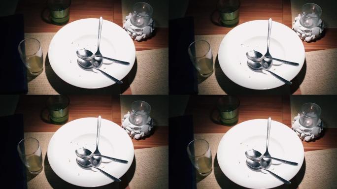 勺子放在三个搭档的盘子里。