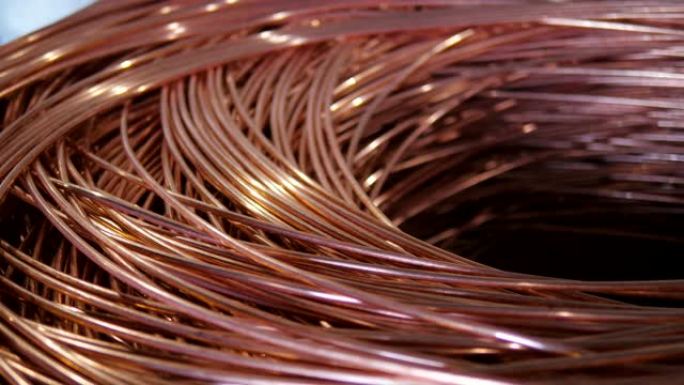 特写美丽的铜线电缆厂。铜线的拉拔工艺