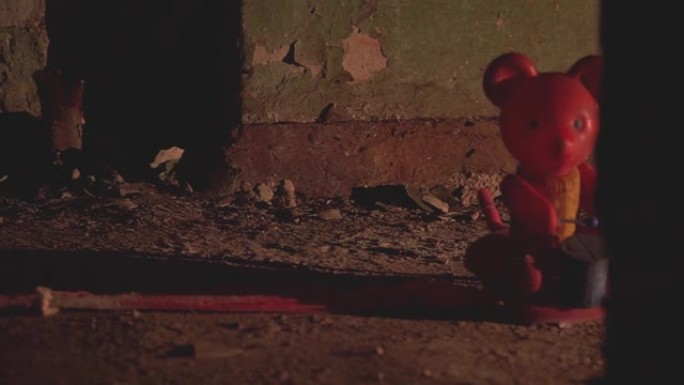 可怕的旧玩具在一个废弃的建筑物在晚上