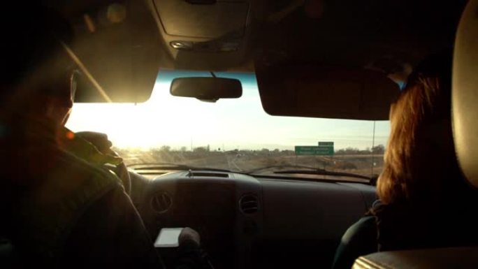 手持慢动作拍摄 “大章克申地区机场” 31号出口标志沿科罗拉多州I-70州际公路从行驶中的车辆后座