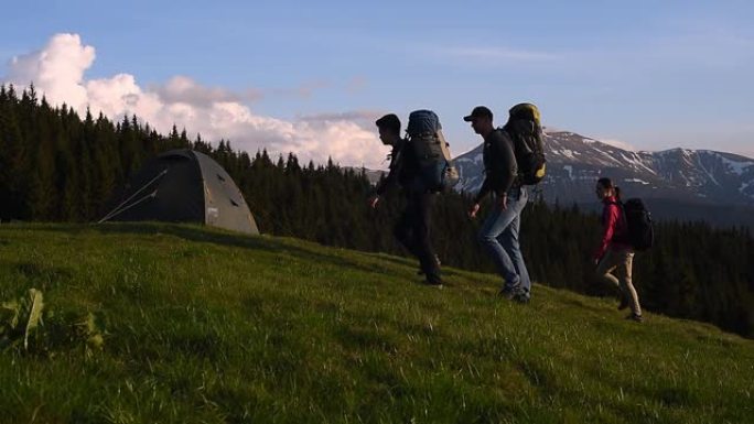带着背包的旅游团去山区的帐篷镇。