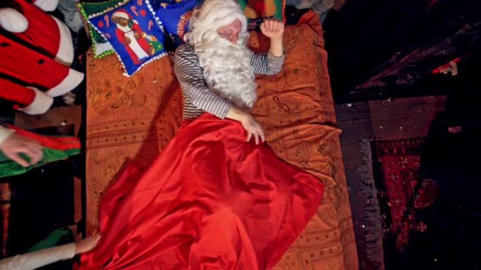 圣诞老人正在床上装饰特别的房间里睡觉