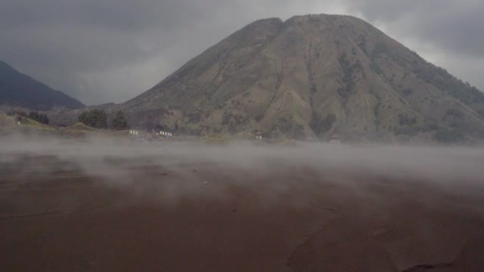 雾中日出时布罗莫火山的风景