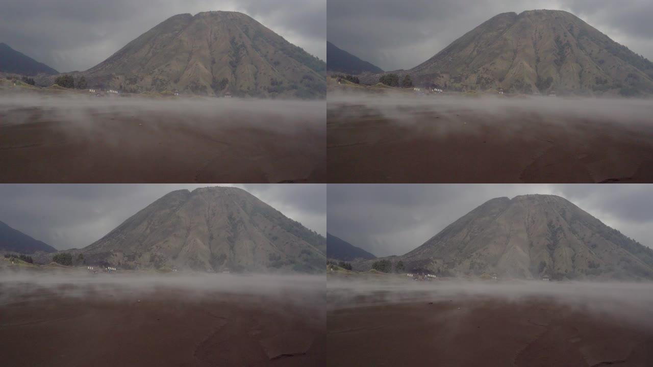 雾中日出时布罗莫火山的风景