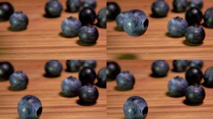 成熟的蓝莓在木桌上滚动