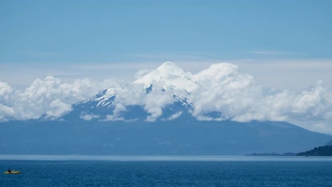 一对夫妇在湖上划皮划艇，在智利的backgound上划奥索诺火山
