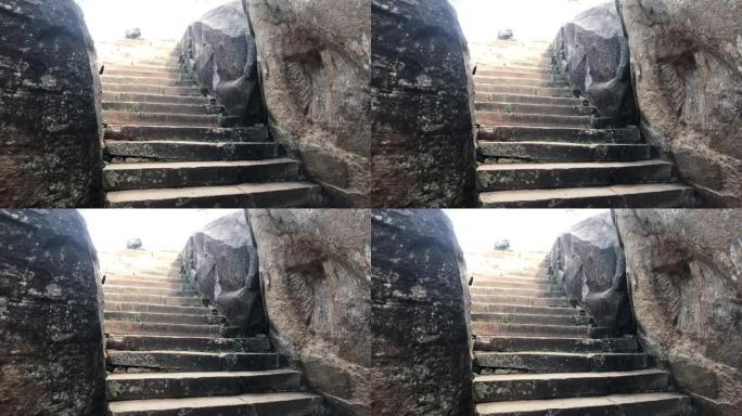 斯里兰卡阿努拉德普勒，洞穴内的楼梯
