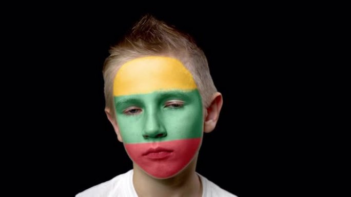立陶宛足球队的伤心球迷。脸上涂着民族色彩的孩子。