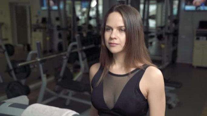 健身女子在健身房跑步机上进行有氧训练的肖像。健身中心使用跑步机的运动女孩。