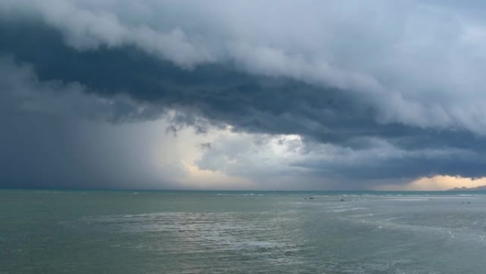 泰国湿雨季，苏梅岛沙质海岸挥舞着蓝色的大海。异国热带海洋海滩上的飓风和风暴警告。快速的风和不祥的云。