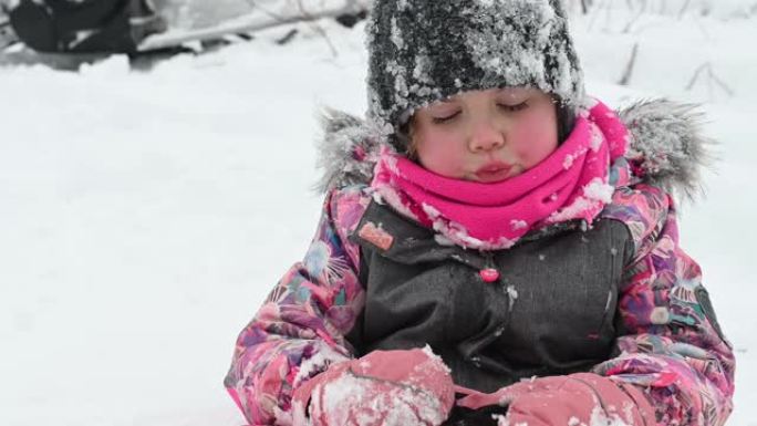 孙女肖像在雪山冬季运动中玩耍