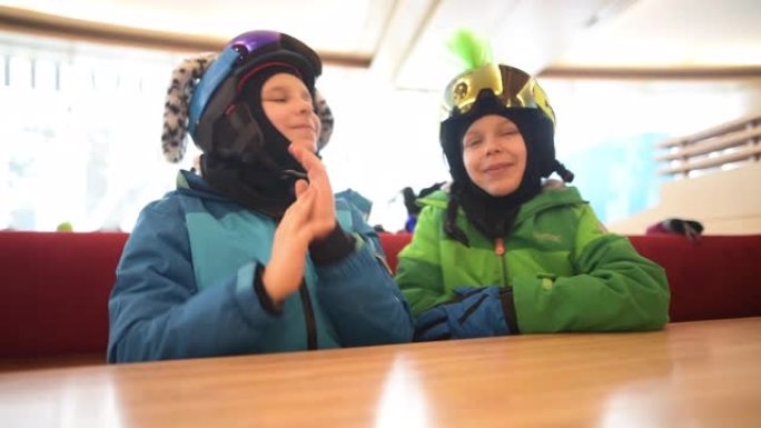 在高山滑雪餐厅等待午餐的小滑雪者