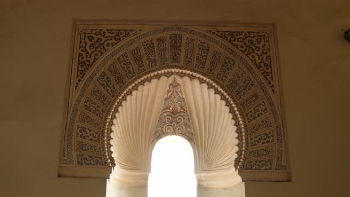 西班牙马拉加阿尔卡扎巴宫殿内部的纳斯里德弧形。倾斜
