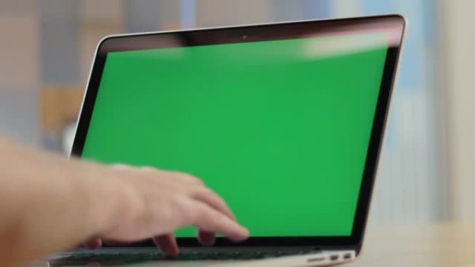 办公室桌上使用色度键屏幕笔记本电脑特写镜头的4k视频