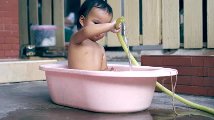 亚洲女婴喜欢洗澡水管