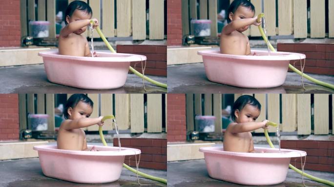 亚洲女婴喜欢洗澡水管