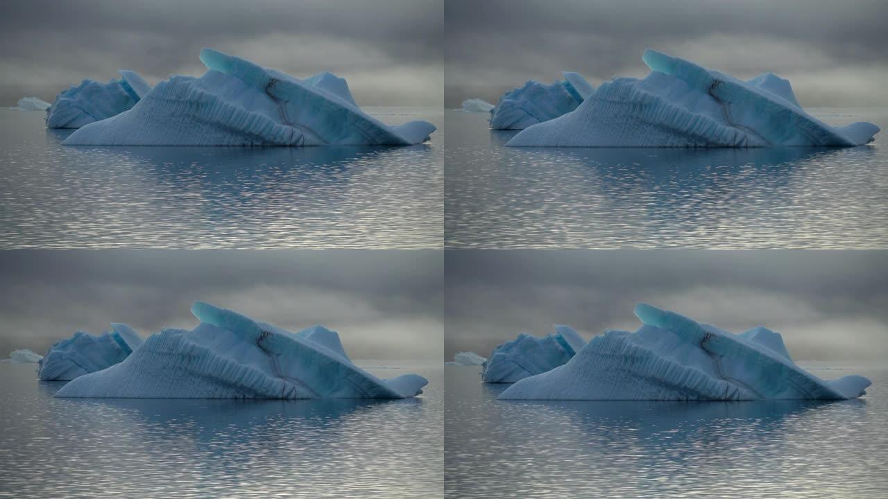 北极巨大的蓝色冰山