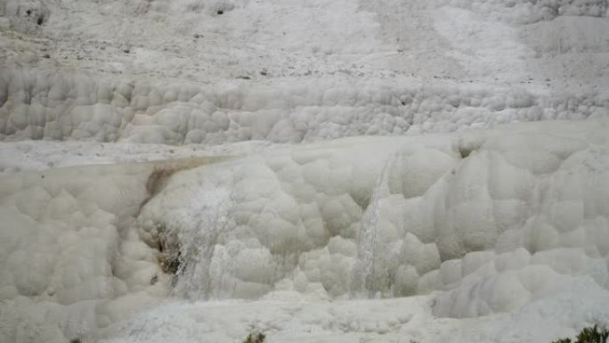 水沿着4K土耳其棉花堡美丽的山坡流走。