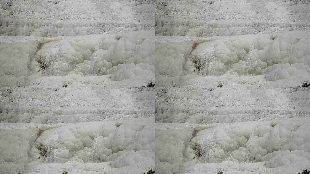 水沿着4K土耳其棉花堡美丽的山坡流走。