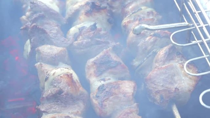 用木炭烹饪多汁的肉烤肉串关闭户外休闲概念