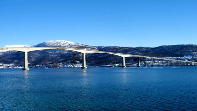 连接大陆和挪威森嘉岛的森嘉大桥的冬季景观
