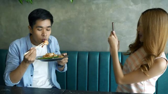 年轻夫妇吃泰式炒河粉。