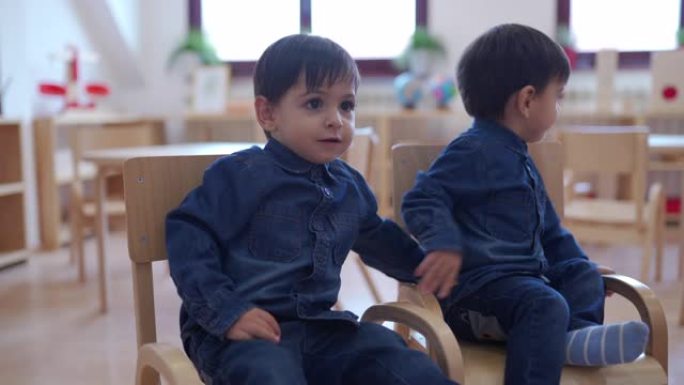 幼儿园教室里可爱的双胞胎男孩