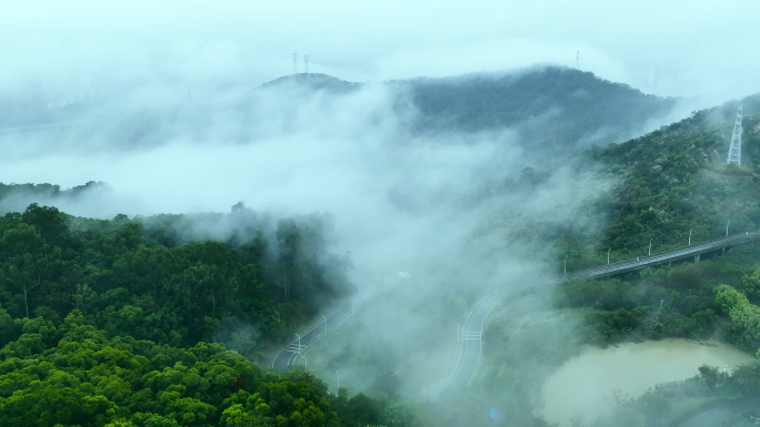 唯美意境的环山公路雨雾4K航拍