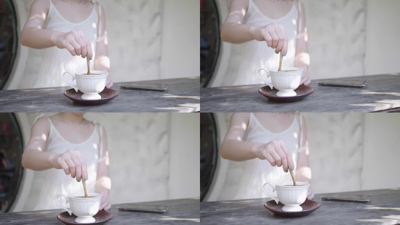 用勺子在杯子里用手操纵咖啡