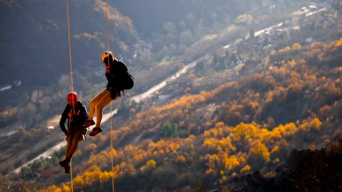 夫妻在山顶上的绳索登山队