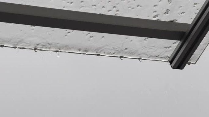 屋前玻璃天篷的雨滴