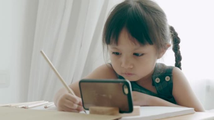 泰国女婴做作业小朋友写字看手机