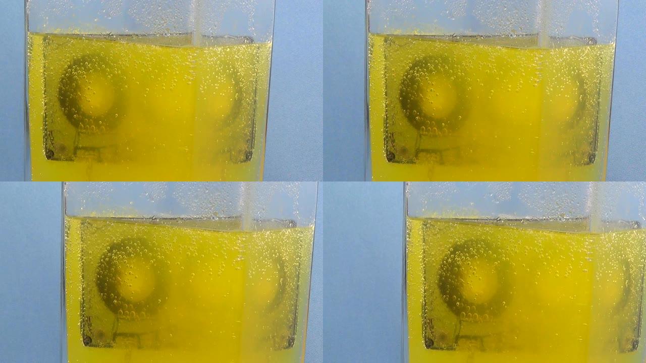 录音带漂浮在带有气泡，酸和毒药的黄色水中